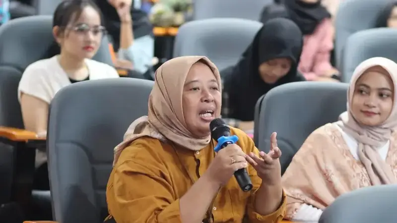 Moordiati MHum, Lecturer of History, Department of History, Faculty of Humanities (FIB), Universitas Airlangga (UNAIR). (Photo: PKIP UNAIR)