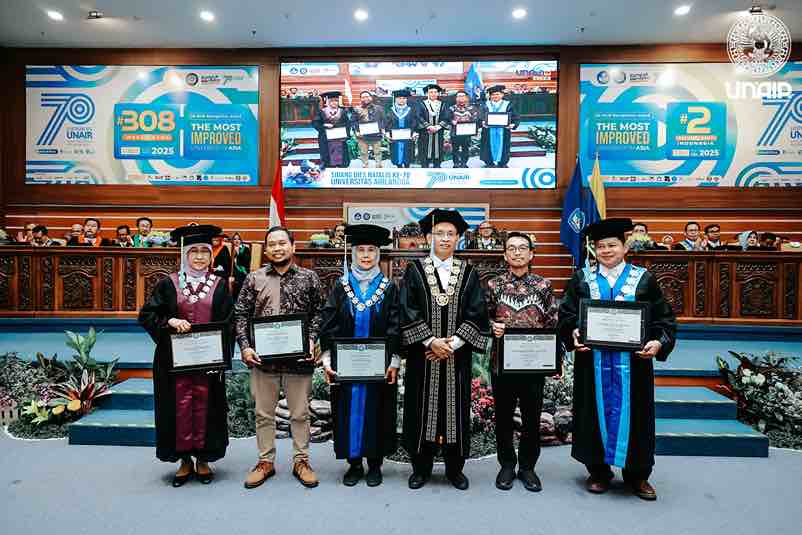 UNAIR Rector with the Top 2% scientist acknowledged by Stanford University and Elsevier (Photo: PKIP)
