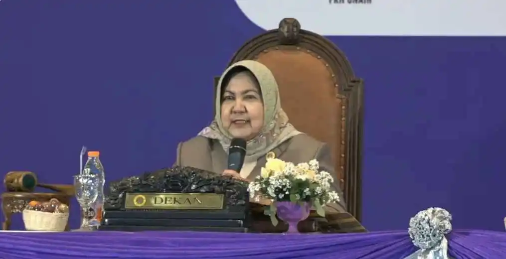 Dekan FKH UNAIR Prof Mirni Lamid drh MP dalam prosesi pembukaan upacara pelantikan dan pengambilan sumpah dokter hewan periode 172 (Foto: Tangkapan Layar Youtube)
