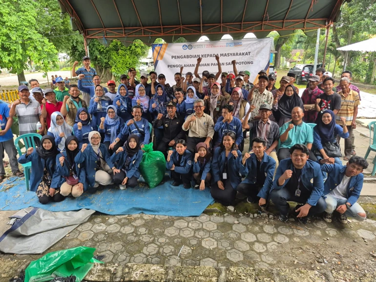 Foto bersama dosen dan mahasiswa BBK UNAIR bersama para warga Desa Slaharwotan, Ngimbang, Lamongan (Foto: Istimewa)