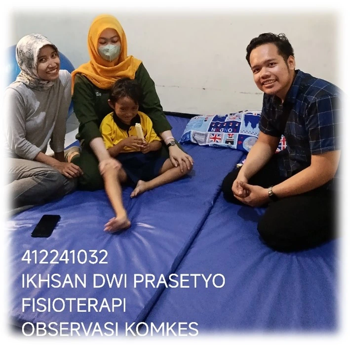 Mahasiswa fisioterapi UNAIR saat melakukan observasi komkes (Foto: Dok. Pribadi)