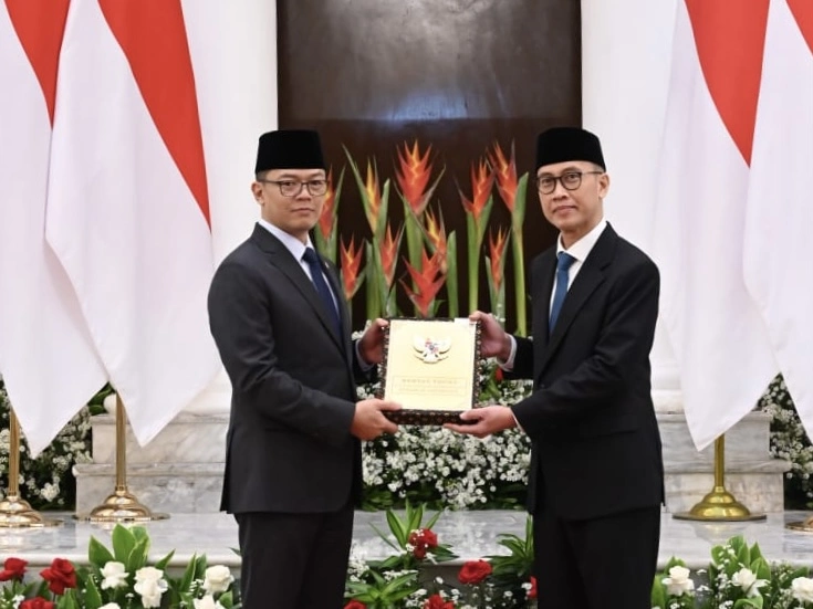 Bambang Suharto saat menerima kertas tugas dari Bapak Menteri Luar Negeri Sugiono. (Foto: Dok Narasumber)