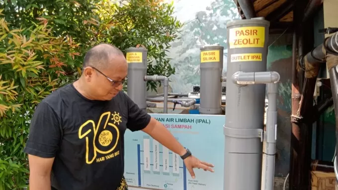 Edi Priyanto saat menunjukkan Instalasi Pengolahan Air Limbah (IPAL) di lingkungannya (Foto: radarsidoarjo.jawapos.com)