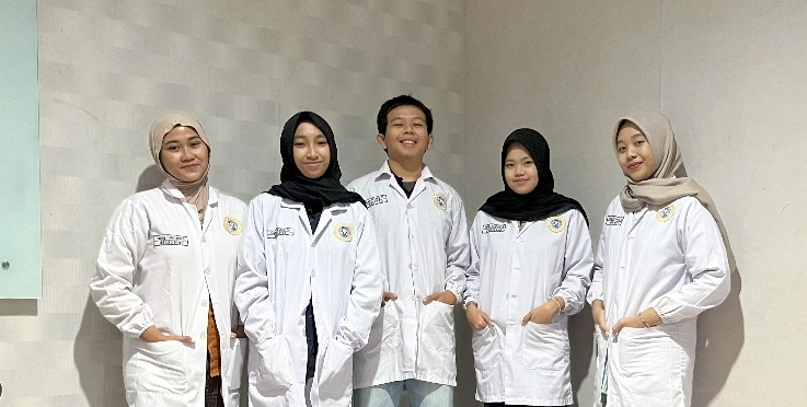 The students studying lemon and lavender essential oils as Acute Respiratory Tract Infection treatment (Photo: Research Team Documentation)