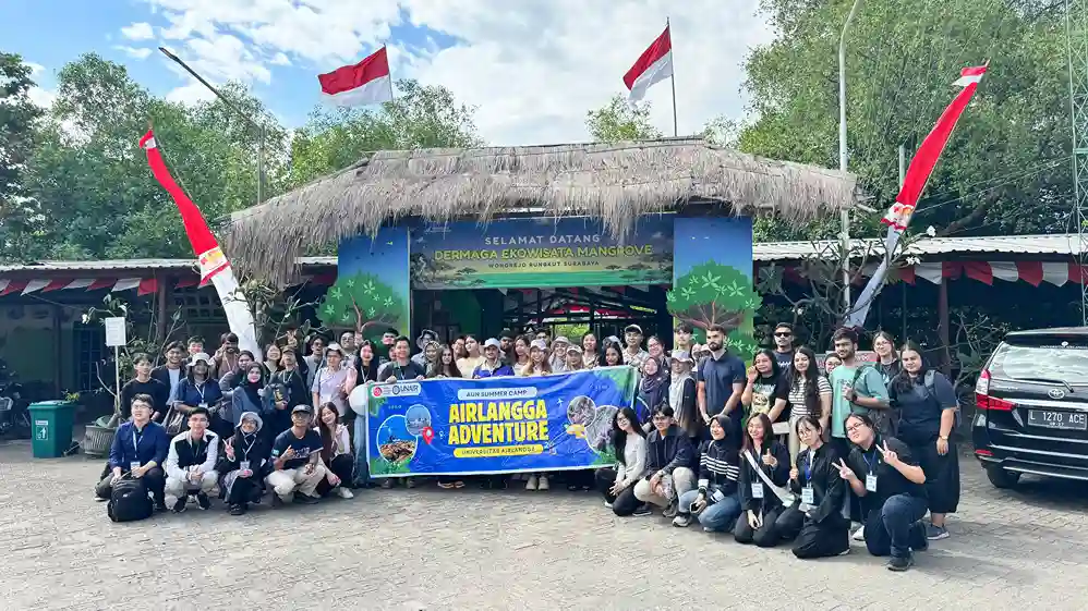 Delegates of the AUN Summer Camp explore and plant mangroves at Wonorejo Mangrove Ecotourism (Photo: Personal Documentation)