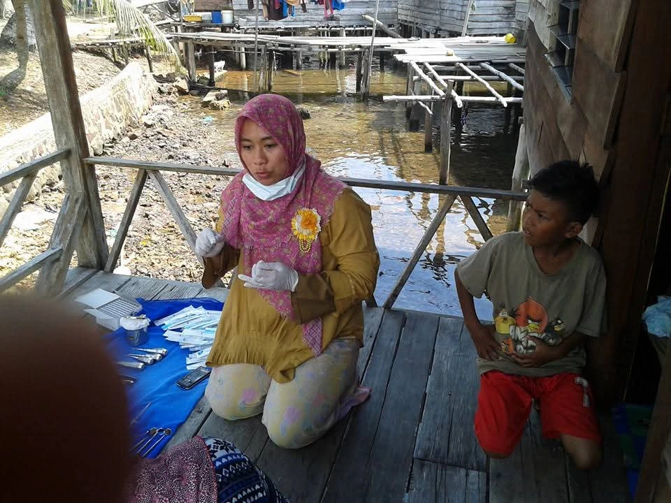 UNAIR Faculty of Dental Medicine alumna, drg. Zahra, brings dental care to remote islands through her “Warung Gigi” initiative (Photo: Courtesy of Source)
