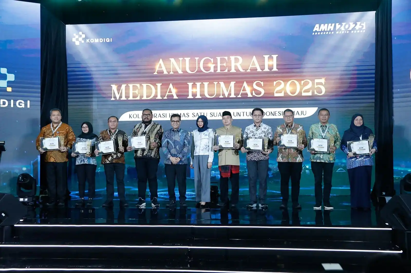 Penyerahan piala penghargaan kepada instansi peraih juara kategori Kampanye Komunikasi  Publik AMH (Foto: Humas UNAIR)