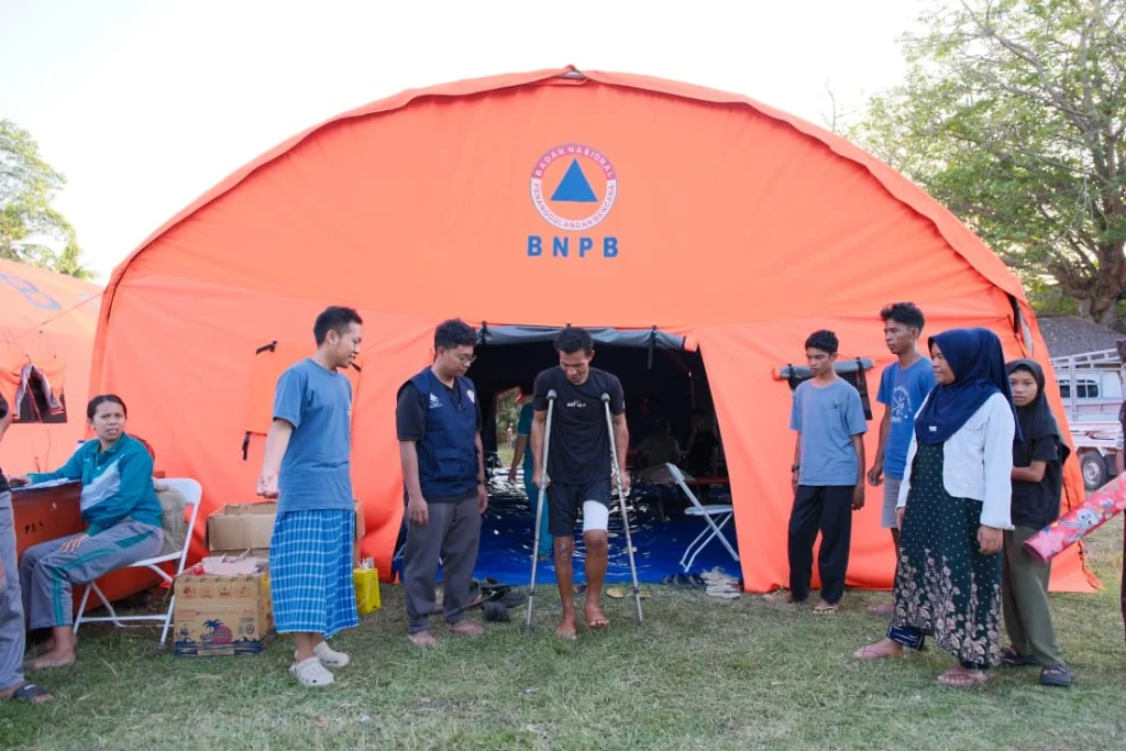 Tim RSKKA memantau proses pemulihan pasien di posko bencana Dampek. (Foto: Tim RSKKA)