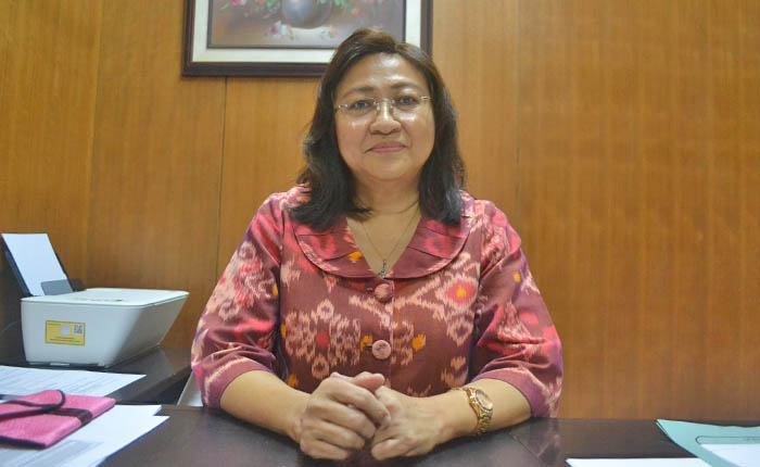 Ketua ITD UNAIR, Prof. Inge Lusida, dr., Ph.D. saat ditemui di ruang kerja. (Foto: UNAIR NEWS)