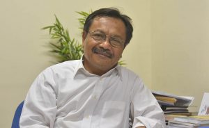 Prof. Dr. Fedik A. Rantam, DVM, merupakan pakar UNAIR yang membidangi Ilmu Virologi dan Imunologi.