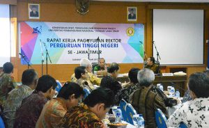Sebanyak sepuluh pimpinan perguruan tinggi negeri di Jawa Timur hadir dalam forum "Rapat Kerja Paguyuban Rektor Perguruan Tinggi Negeri se-Jawa Timur". Selasa (31/1). (Foto: Alifian Sukma)