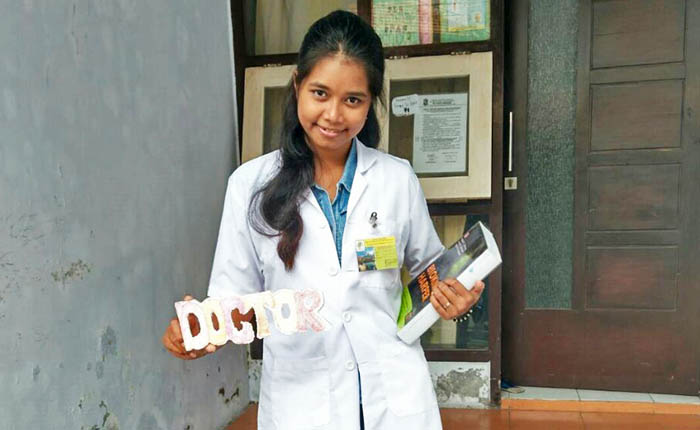Stevany Rumbobiar mahasiswi Fakultas Kedokteran (FK) Universitas Airlangga yang berasal dari daerah Pesisir Pantai Manokwari, Papua. (Foto: Istimewa)