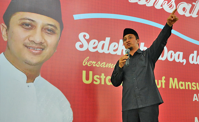 USTADZ Yusuf Mansur ketika memberikan tausyahnya dalam pengajian “Wisata Hati”, di Masjid Ulul ‘Azmi, kampus C UNAIR