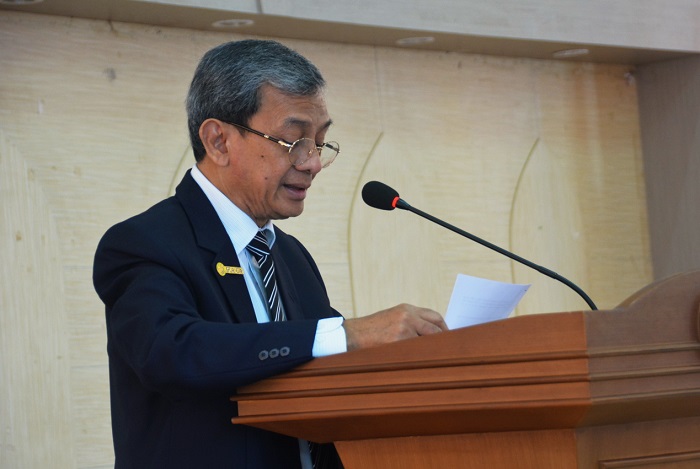 KETUA I Pimpinan Pusat Ikatan Alumni Universitas Airlangga Drs. Ec. Haryanto Basoeni menyampaikan pokok-pokok pikiran IKA-UA. (Foto: Bambang Bes)