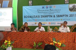 Pemateri sosialisasi di SMKN 2 Kabupaten Bangkalan, Madura. (Foto: UNAIR NEWS)