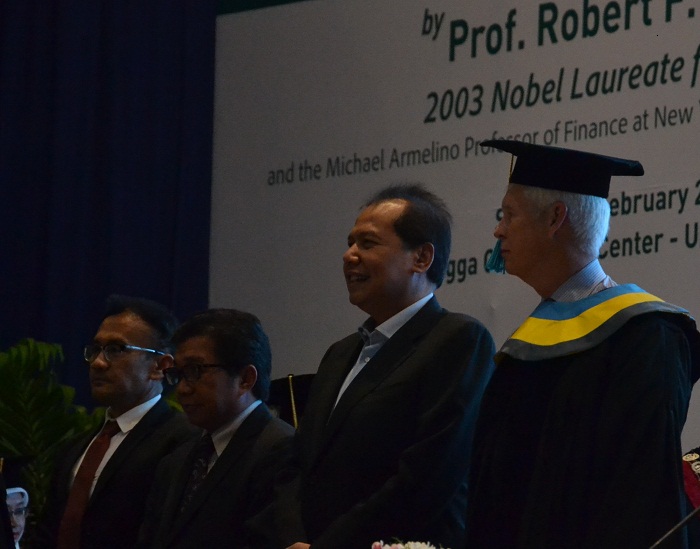 Cahirul Tanjung bersama Prof. Engle saat di ACC UNAIR.