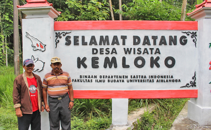 Drs. Tubiyono, M.Si., bersama aparat Desa Kemloko di batas desa wisata. (Foto: Istimewa)
