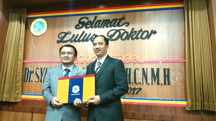 Syaiful Ma'arif S.H., CN.,M.H. (kanan) bersama sang adik.