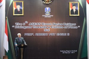 Prof. Robert Fry Engle III saat memberikan kuliah umum