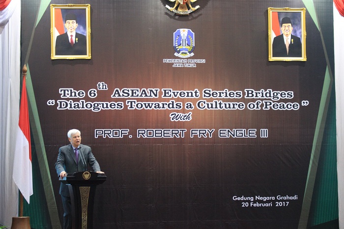 Prof. Robert Fry Engle III saat memberikan kuliah umum