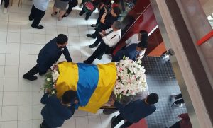 Prosesi persemayaman almarhum Guru Besar Prof. Dr. Rudhi Prasetya, S.H., Kamis (9/2). (Foto: UNAIR NEWS)