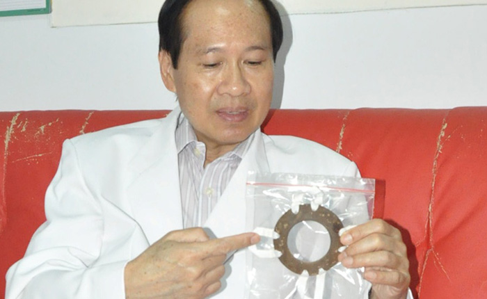 Dr. Vicky S Budipramana, dr., SpB., KBwD, menunjukan produk skin barrier dari batok kelapa. (Foto: UNAIR NEWS)