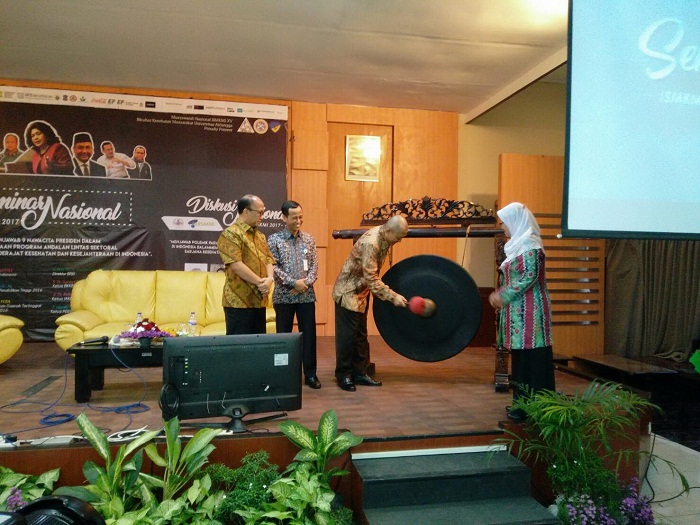 Dekan FKM UNAIR Prof. Dr. Tri Martiana, dr., MS., menyaksikan pemukulan gong tanda dimulainya acara ISMKMI.