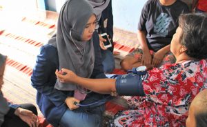 Tim mahasiswa KKN melakukan pemeriksaan kesehatan secara gratis kepada masyarakat. (Foto: Binti Q. Masruroh)