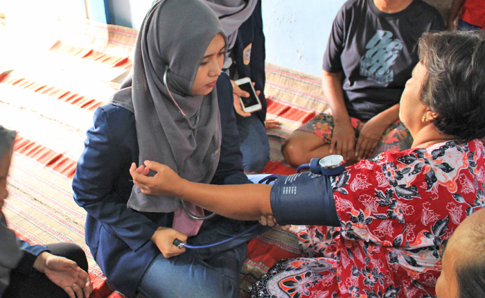 Tim mahasiswa KKN melakukan pemeriksaan kesehatan secara gratis kepada masyarakat. (Foto: Binti Q. Masruroh)