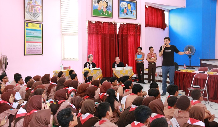 Tim Virus Kenner dari Erasmus Medical Center bersama koordinator Virus Kenner FK UNAIR kembali bertandang ke SMAN 16 Surabaya. (Foto: UNAIR NEWS)