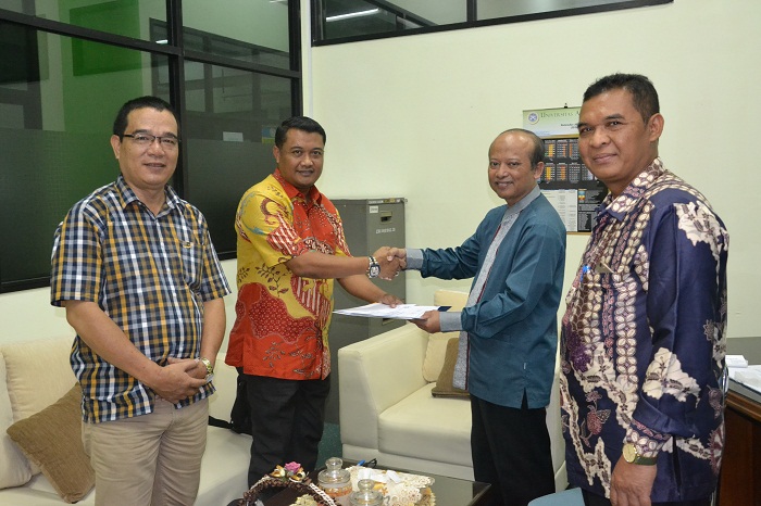 Ketua LP4M UNAIR Prof. Dr. H. Jusuf Irianto, Drs., M.Com., bersama Hendra Hertandi selaku asisten pemerintahan dan kesejahtraan rakyat Pemerintah Kota Tarakan seusai penandatanganan kerja sama.