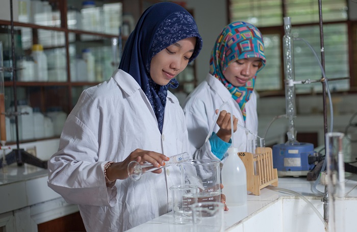 Mahasiswa tengah melakukan riset di laboratorium (Foto: UNAIR)