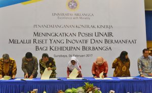 Para pimpinan Universitas Airlangga menandatangani Kontrak Kinerja. (Foto: Alifian Sukma)