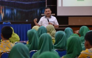 Dr. Bimo Aksono saat menyampaikan materi. (Foto: UNAIR NEWS)
