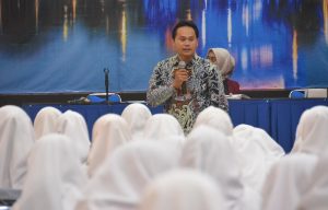 Ikhsan Rosyid, S.S., M.A., saat menyampaikan materi dihadapan siswa SMAN 1 Sidayu Gresik (Foto: UNAIR NEWS)