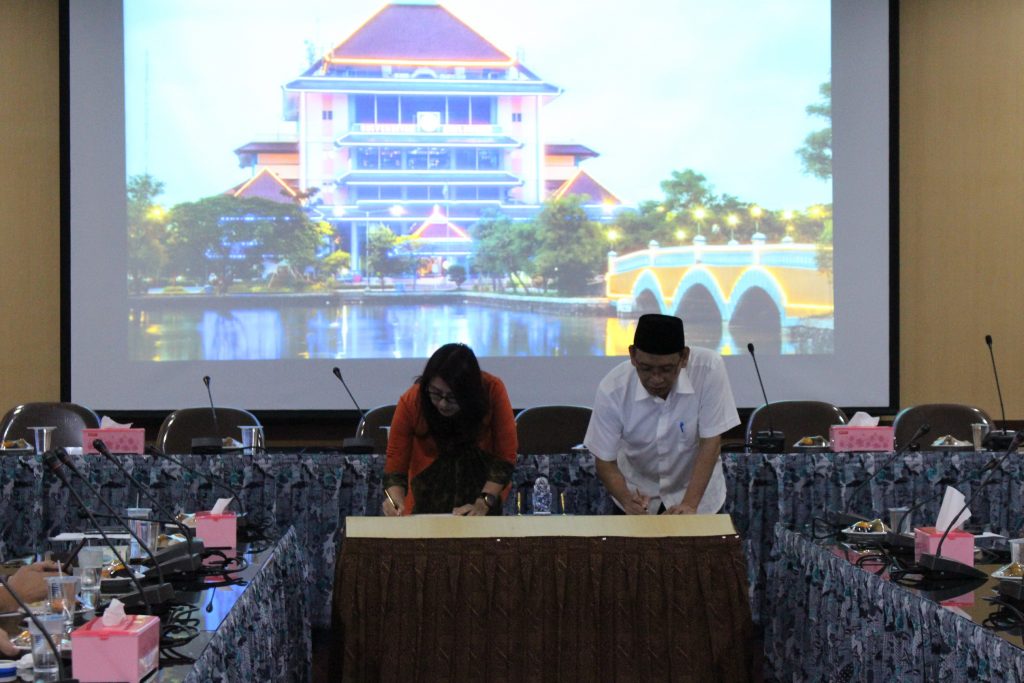 Diana Hady selaku Senior Vice President bersama Rektor UNAIR Prof. Nasih menandatangani nota kesepahaman. (Foto: UNAIR NEWS)