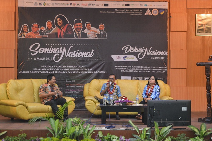 Ketiga pemateri dalam Semnas FKM UNAIR.