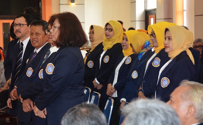 DIANTARA alumni Universitas Airlangga, IKA-UA menyampaikan Pokok-pokok Pikiran kepada pemerintah. (Foto: Bambang ES)