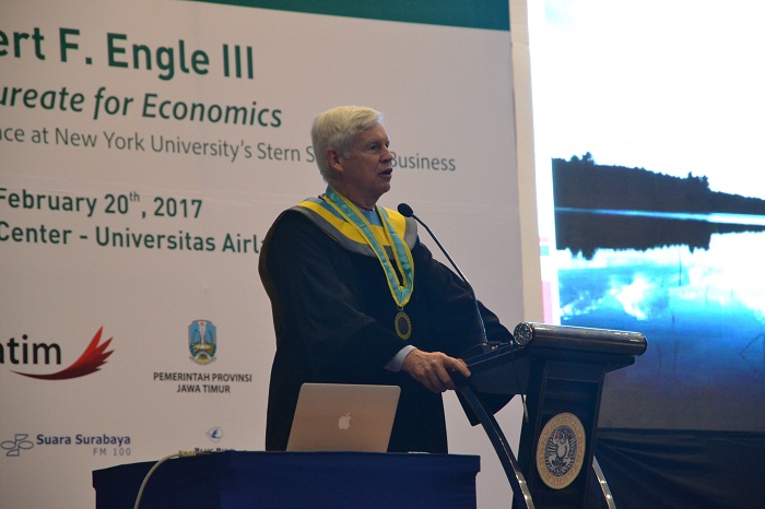 Prof. Robert Fry Engle III saat memberikan kuliah umum di Airlangga Convention Center Kampus C UNAIR.