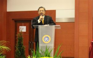 Direktur Rumah Sakit Universitas Airlangga Prof. Dr. M. Nasronuddin, dr., Sp.PD., K-PTI, FINASIM, dalam acara "Symposium Telemedicine: Inovasi Pelayanan Kesehatan melalui Pengembangan Health Science Institute" (Foto: UNAIR NEWS)