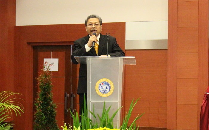 Direktur Rumah Sakit Universitas Airlangga Prof. Dr. M. Nasronuddin, dr., Sp.PD., K-PTI, FINASIM, dalam acara "Symposium Telemedicine: Inovasi Pelayanan Kesehatan melalui Pengembangan Health Science Institute" (Foto: UNAIR NEWS)