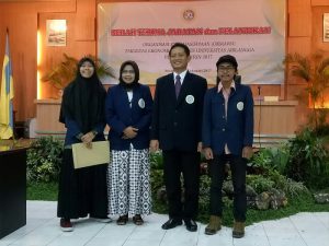 Dekan FEB UNAIR Prof. Dr. Dian Agustia, SE., M.Si. ,Ak., bersama Wakil Dekan I Dr. Rudi Purwono, SE., MSE., dengan perwakilan pengurus ormawa seusai acara.