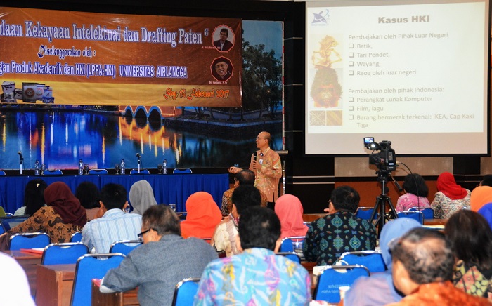 SUASANA serius ditunjukkan antara pemateri dan ratusan peserta “Workshop Pengelolaan Kekayaan Intelektual dan Drafting Paten”, di UNAIR, Senin (13/2) yang diselenggarakan LPPA-HKI UNAIR. (Foto: Bambang Bes)