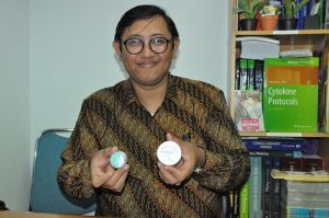 Dr. Agung Dwi Wahyu Widodo, dr., M.Si., dengan temuannya. (Foto: UNAIR NEWS)