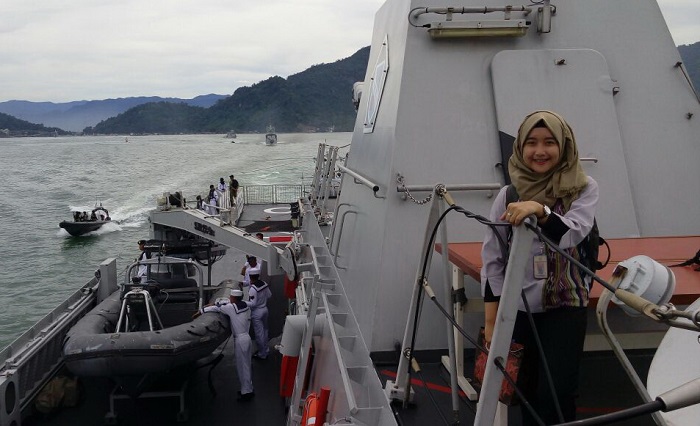 Vinandhika ikut serta dalam Kunjungan Kerja Presiden RI ke Sumatera Barat bersama rombongan KRI Frans Kaisiepo (Sumber Dokumen Pribadi Vinandhika Parameswari)