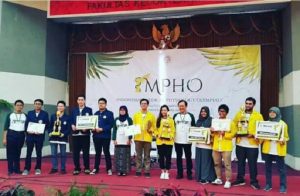 PARA juara Olimpiade IMPhO di FK UNAIR membawa piagam kemenangan masing-masing. (Foto: Sefya Hayu)