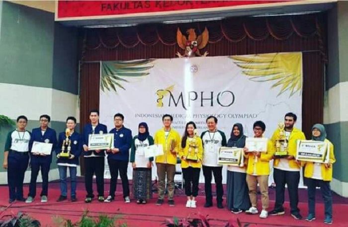 PARA juara Olimpiade IMPhO di FK UNAIR membawa piagam kemenangan masing-masing. (Foto: Sefya Hayu)