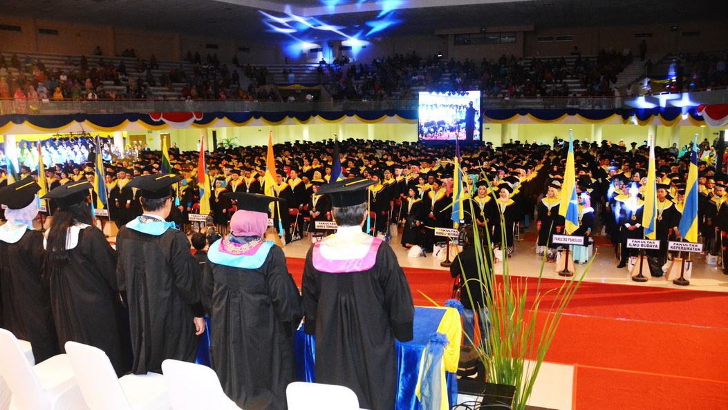 RIBUAN wisudawan Universitas Airlangga memadati gedung Airlangga Convention Center (ACC) di Kampus C Jl. Dr. Ir. Soekarno, Mulyorejo, Surabaya. Sabtu (11/3) dan Minggu (12/3) 2017 ini dikukuhkan 2018 lulusan UNAIR dari berbagai jenjang program studi. (Foto: Bambang Bes)