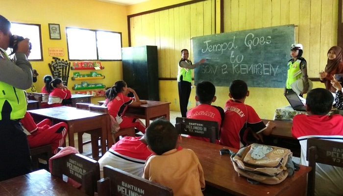 PENYAMPAIAN materi terkait ’safety riding’ dalam JGTS 4, bersama beberapa Satuan Polisi Pengamanan Lalu Lintas (Satlantas) Banyuwangi, Sabtu (4/3). (foto: Istimewa).