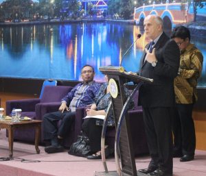 Duta Besar Amerika Serikat untuk Republik Indonesia Joseph R. Donovan di Universitas Airlangga.
